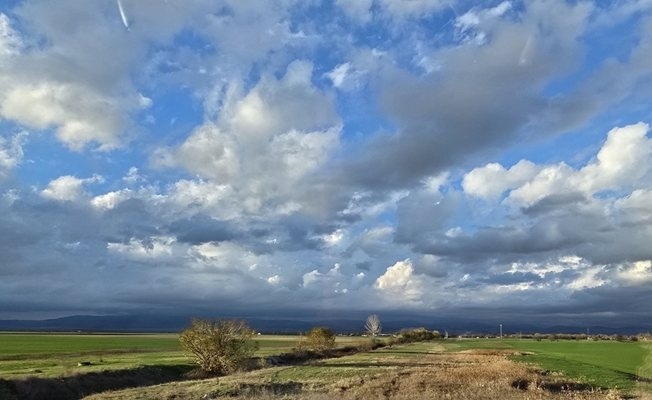 Слънчево и горещо време днес, следобед се очакват бури и градушки в планините