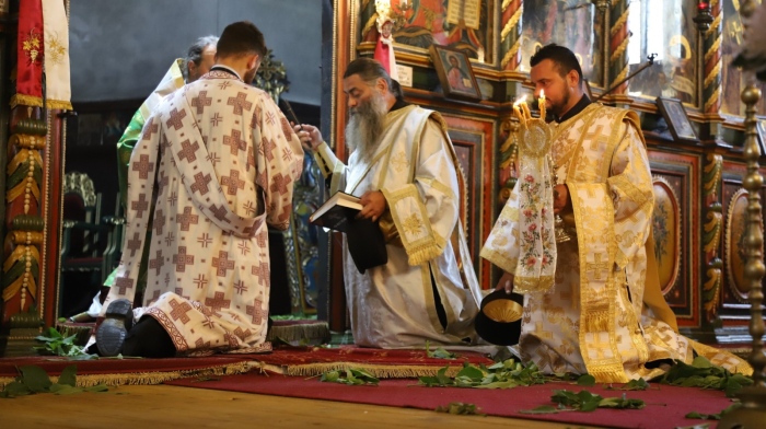 Банско отбеляза Петдесетница с тържествена литургия в храм „Света Троица“