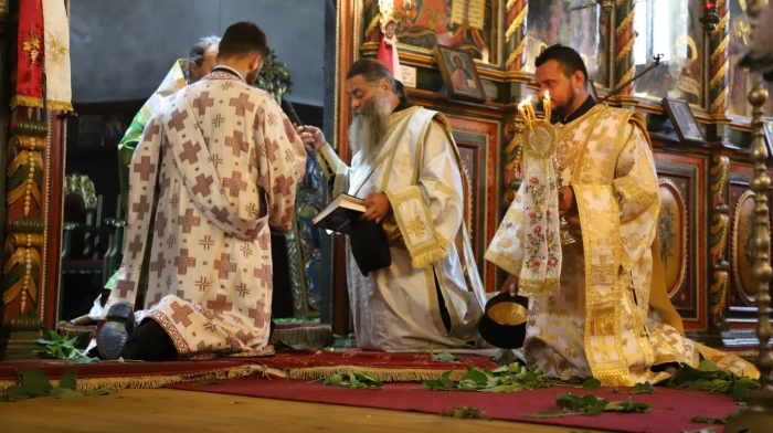 Банско отбеляза Петдесетница с тържествена литургия в храм „Света Троица“