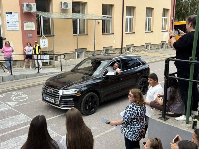 Нагледен урок по пътна безопасност получиха учениците в СУ \