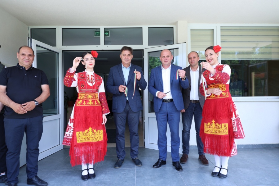 Модерна среда за младите хора: Откриха напълно обновеното ученическо общежитие в Банско