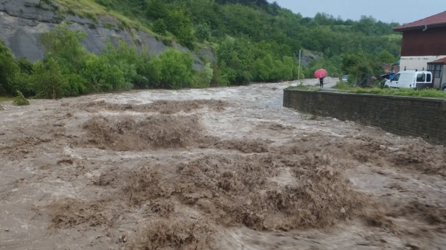 Река Черна преля, село Тича е наводнено