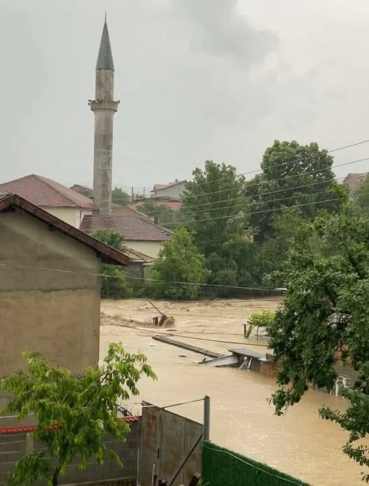 Водната стихия удари Медовец: улици и дворове останаха под вода