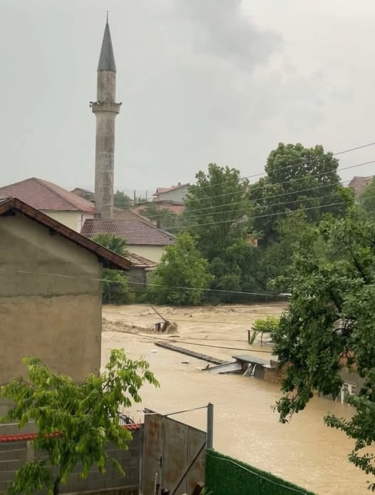 Водната стихия удари Медовец: улици и дворове останаха под вода