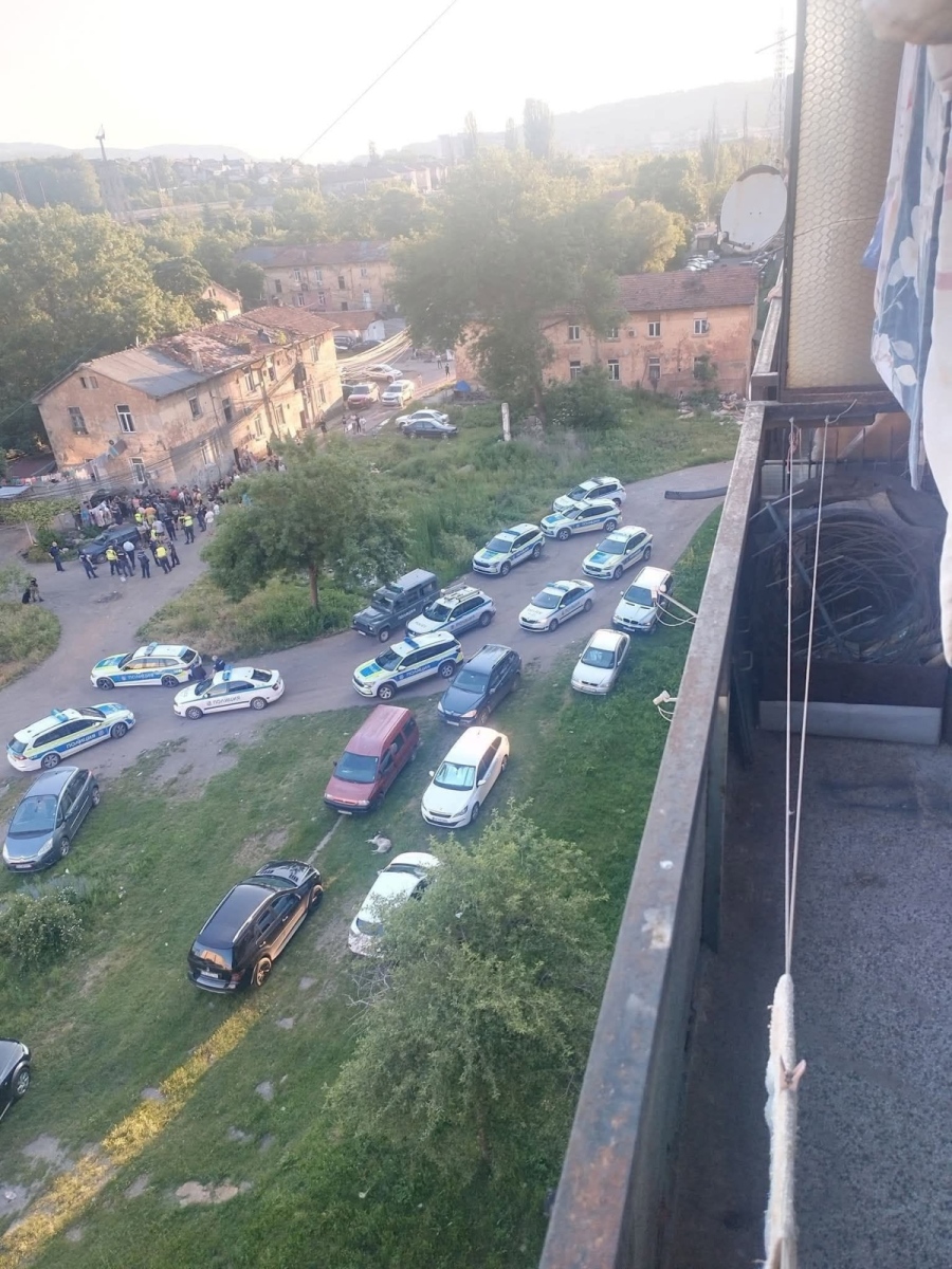Серия от мелета и криминални инциденти! Полицията влезе ударно в пернишкия квартал „Хумни дол“ (ОБНОВЕНО) 