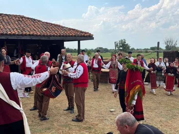 Автентична разложка сватба впечатли хиляди на събора „Ангел войвода“