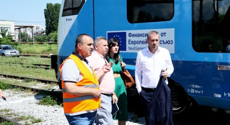 Условията за работа в железопътните депа са отчайващи, заяви министър Пеев
