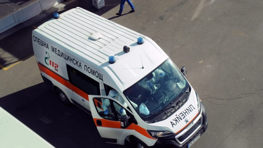 Дете на година и осем месеца е в тежко състояние след падане от втория етаж на блок в Перник