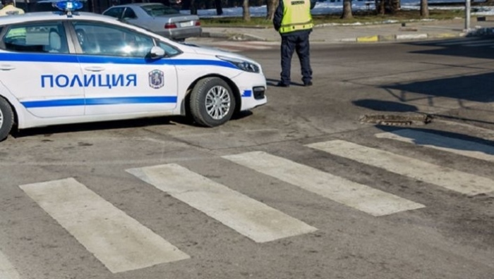 Мерцедес се вряза в спрял автомобил на пешеходна пътека в Кюстендил,  водачката му с наранявания