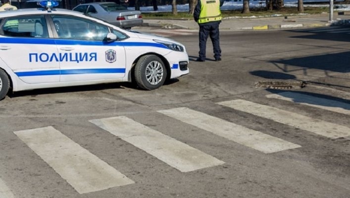 Мерцедес се вряза в спрял автомобил на пешеходна пътека в Кюстендил,  водачката му с наранявания