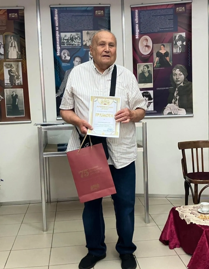 Методи Методиев получи награда за най-ценно дарение в архива на Перник
