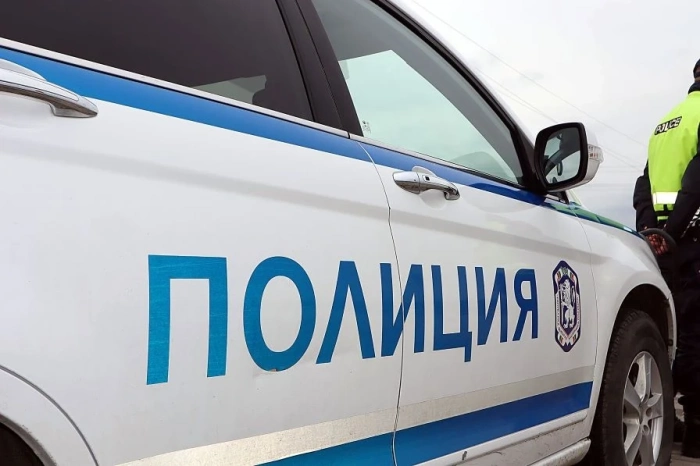 Шофьор не спази дистанция и удари пасат край Лешница