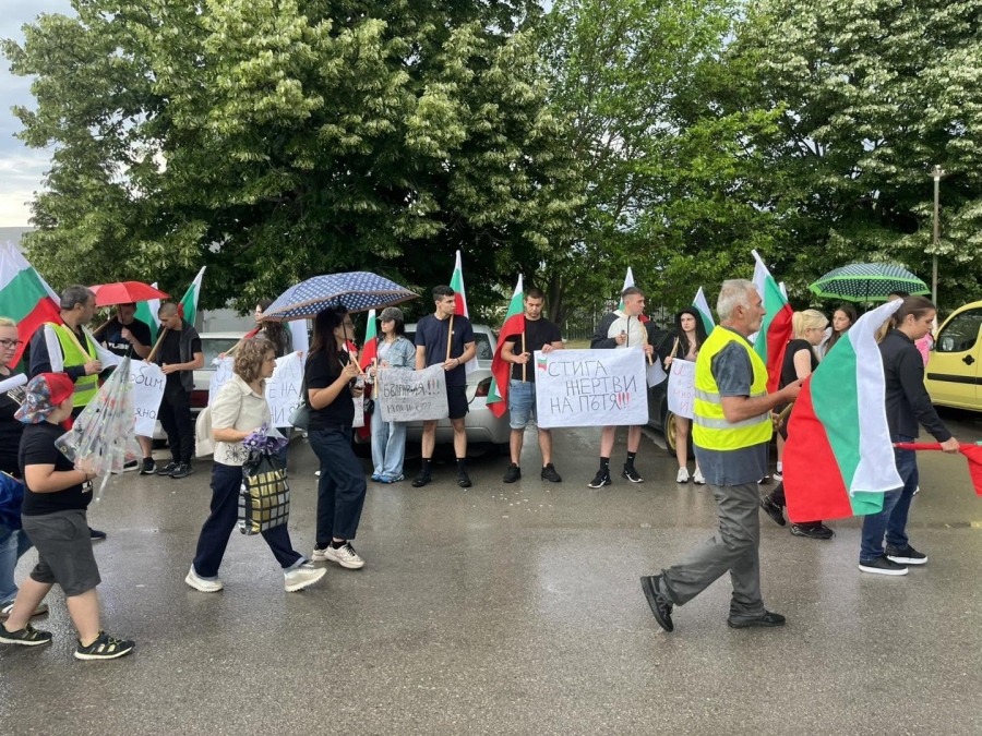 С мирно шествие почетоха паметта на 19-годишния младеж, загинал в катастрофа край с. Борово
