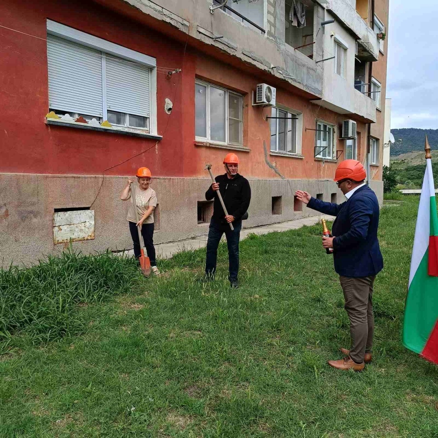 С първа копка стартира санирането на 4 блока в Бобов дол