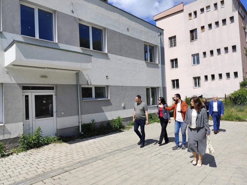 Здравният министър на проверка в Перник: Ремонтът на Спешното тръгва, новата сграда на ЦСМП стои неизползваема вече 3 години
