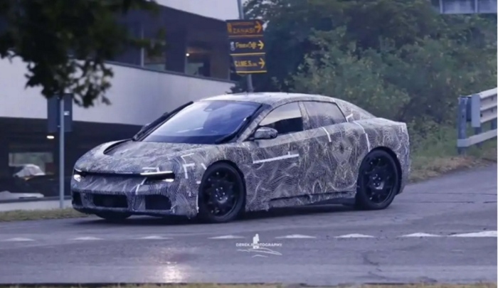 Ferrari Luce вече се появи по улиците на Италия, но предизвика нови дискусии заради своите чистачки