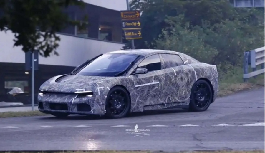 Ferrari Luce вече се появи по улиците на Италия, но предизвика нови дискусии заради своите чистачки