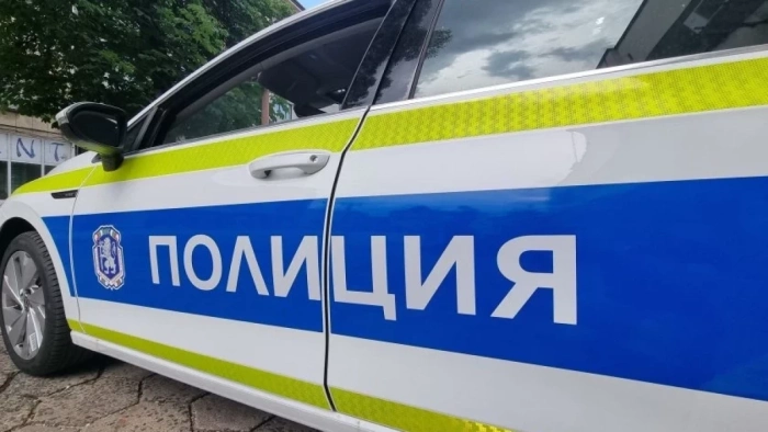 Наети да косят трева в Прибой откраднаха телефон и 70 евро