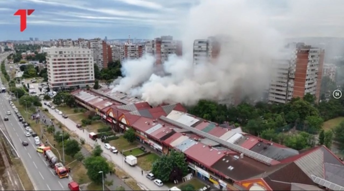 Голям пожар изпепели около 70 магазина в мол в Белград (видео)
