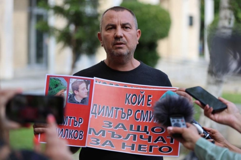 На бдение в Благоевград: Бащата на Ивана поиска пълната истина за смъртта на дъщеря си, настоява за ексхумация и допълнителни експертизи