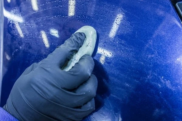 Заляха с неизвестна синя течност луксозен „Мерцедес“ в центъра на Кюстендил