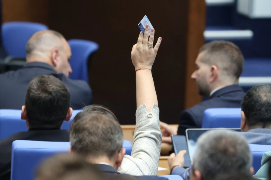 Депутатите замразиха заплатите си на €4236 с пълно мнозинство