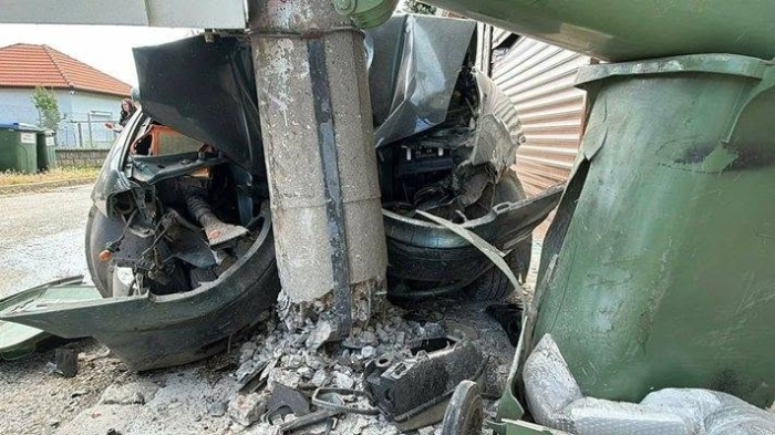 Пет деца пострадаха, след като 15-годишно момче се удари с кола в стълб (Видео)