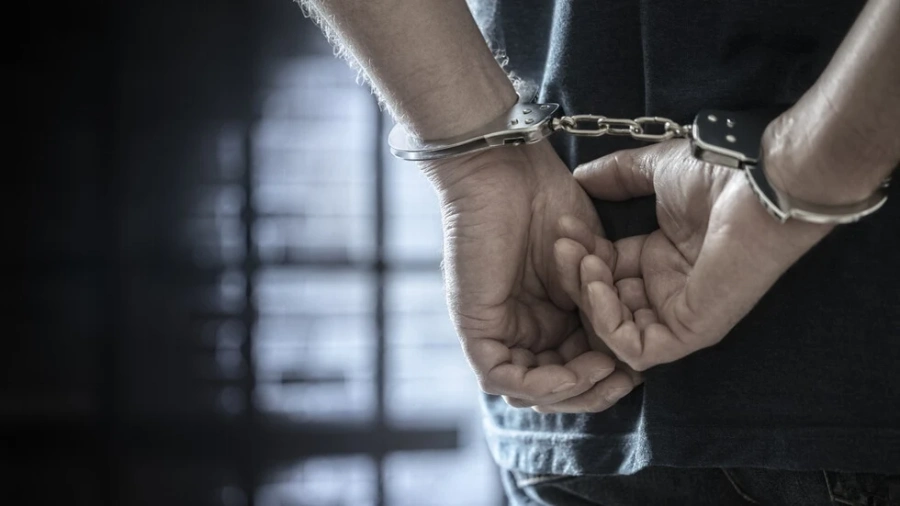 Постоянен арест за 15-годишен след грабеж и жесток побой над мъж в София