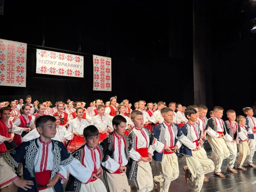 Препълнена зала аплодира Ансамбъл „Граово“ в Перник