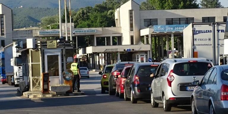 Интензивен трафик на „Кулата“ и „Маказа“: Опашки за изход към Гърция