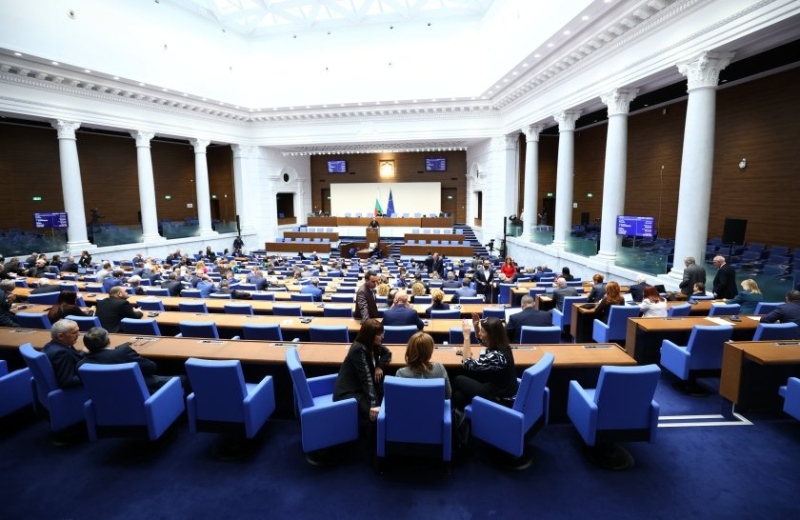 Народното събрание разглежда оставката на Делян Добрев и избора на шеф на ДАР