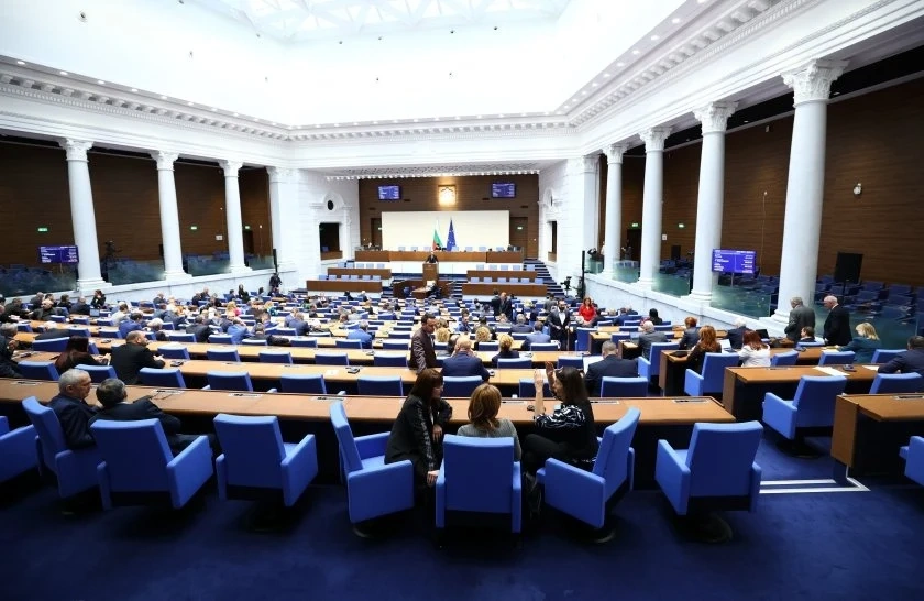 Народното събрание разглежда оставката на Делян Добрев и избора на шеф на ДАР