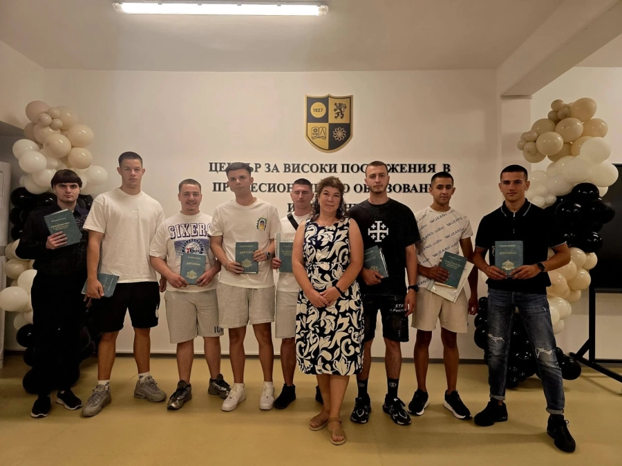 Випуск 2026 на ПГ „Акад. Сергей П. Корольов“ в Дупница получи дипломите си на тържествена церемония
