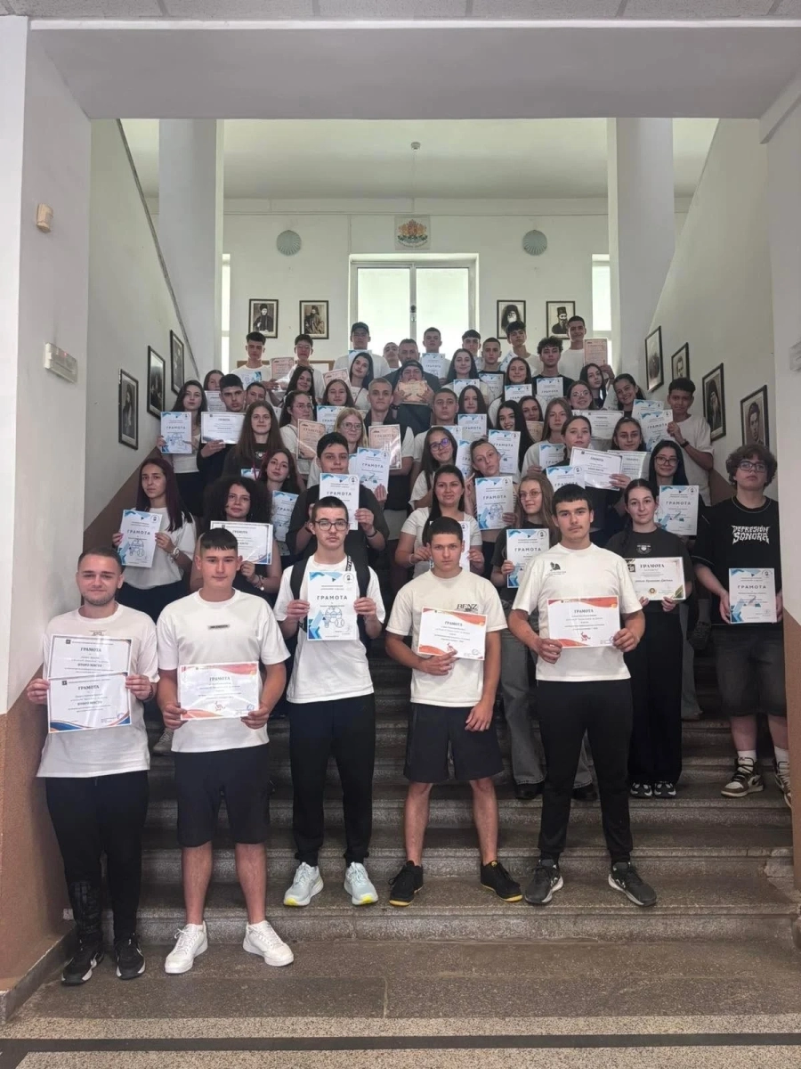 ПГ „Христо Ботев“ в Дупница отличи ученици с успехи на олимпиади, състезания и спортни прояви