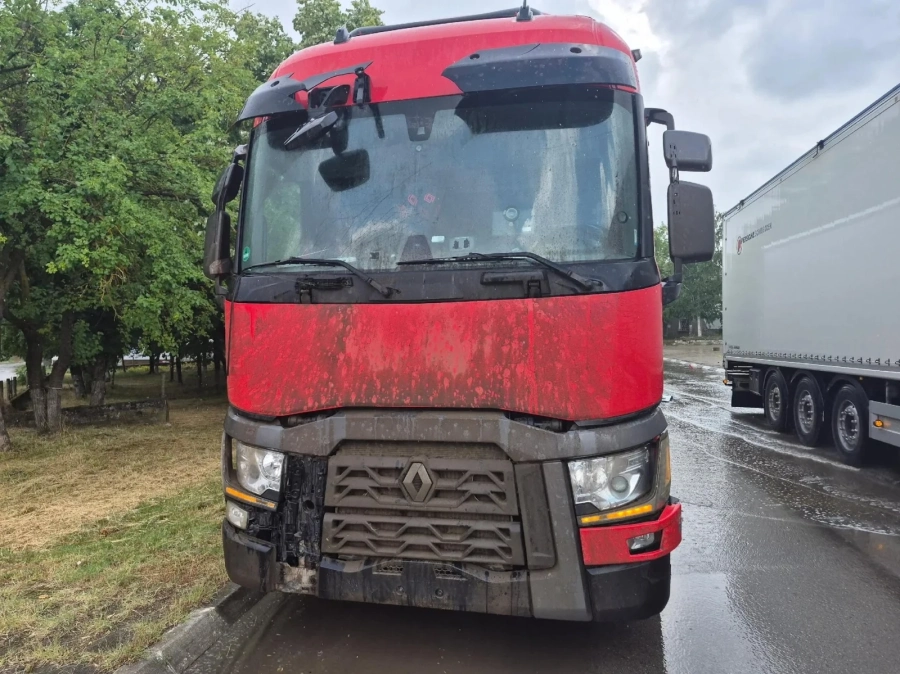 Камион от Благоевград попадна в тежка катастрофа, причинена от чужд водач в село Липен