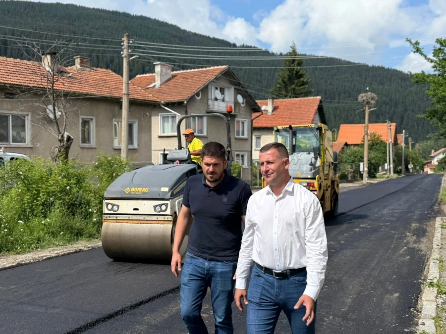 Кметът на Самоков инспектира ремонта на ключова улица в Говедарци