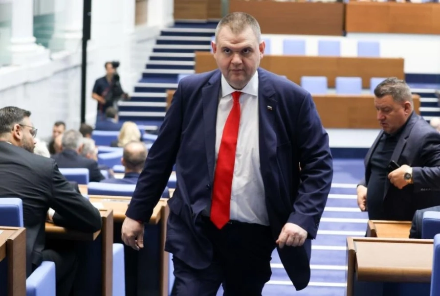 Спор за миналото: Пеевски се обяви срещу закриване на Комисията по досиетата
