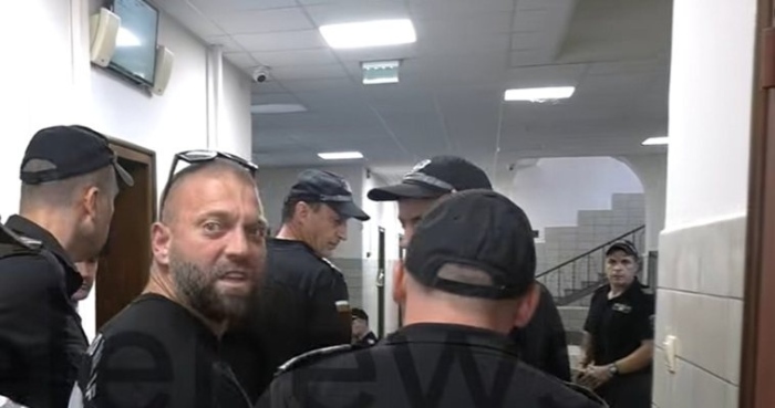 Съдът в Пазарджик решава дали тиктокъра Стоян Колев да остане в ареста, негови близки организират протест