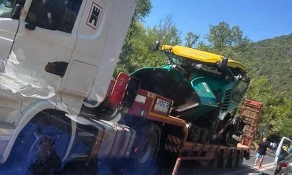 Валяк падна от платформа и удари кола в Кресненското дефиле, пътят към Гърция е затворен