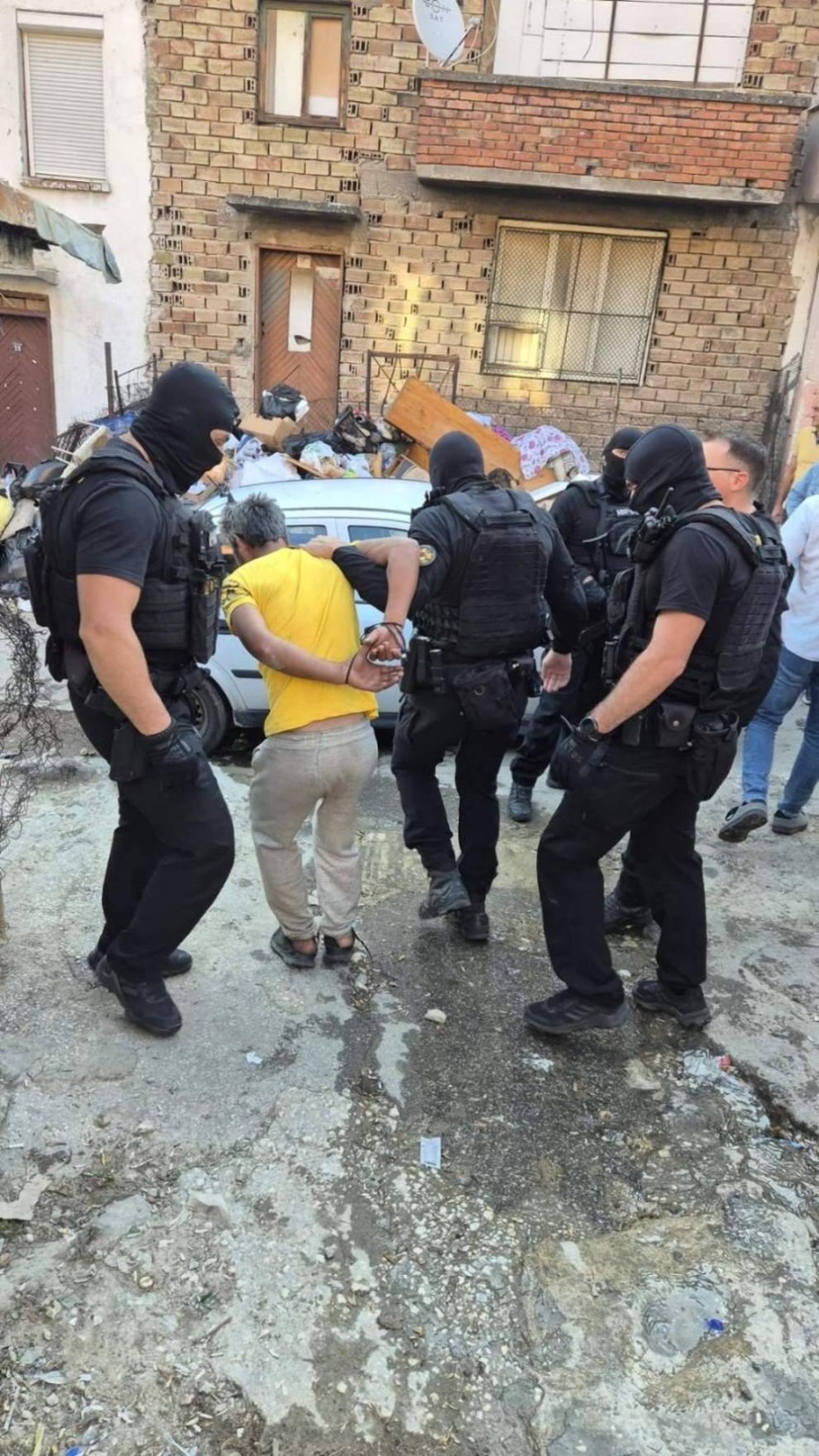 Мащабна спецакция на полицията в Пещера 