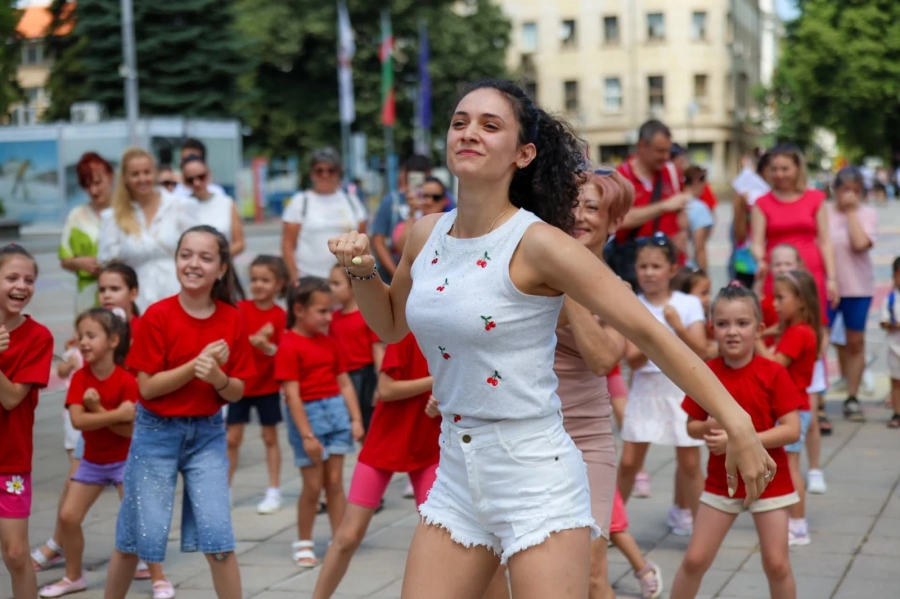С кулинарни шедьоври, шеф-готвачи и много танци: Кюстендил изпрати Празника на черешата 2026