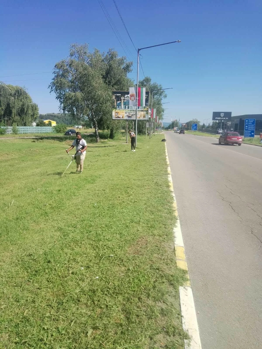 Самоков продължава без прекъсване с мащабната поддръжка на зелените площи