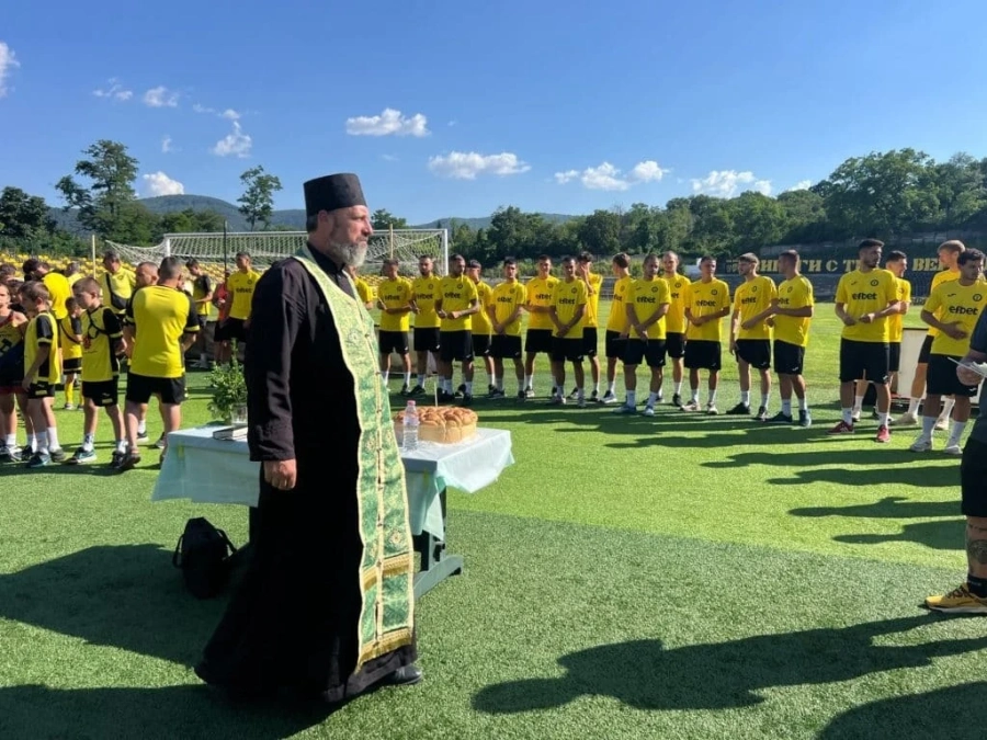 С водосвет и пирошоу Миньор (Перник) започна подготовката си за новия сезон