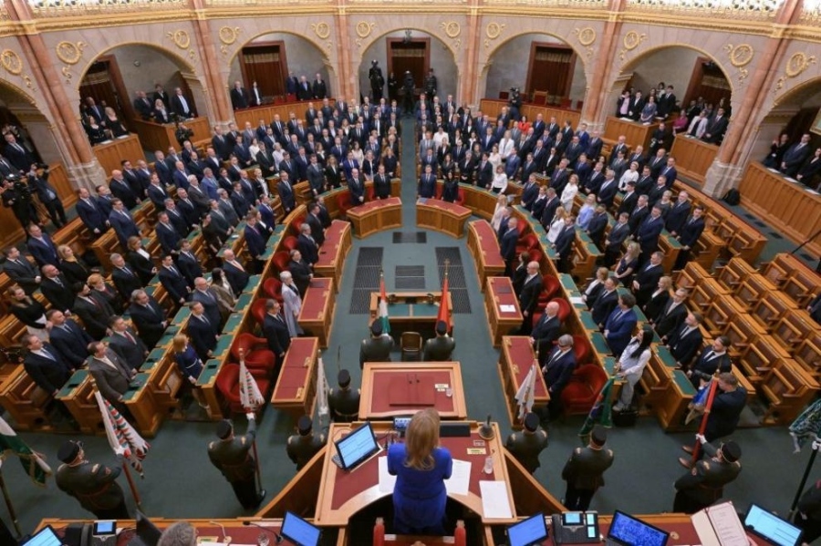Унгарският парламент ограничи заплатите на кметовете и областните ръководители