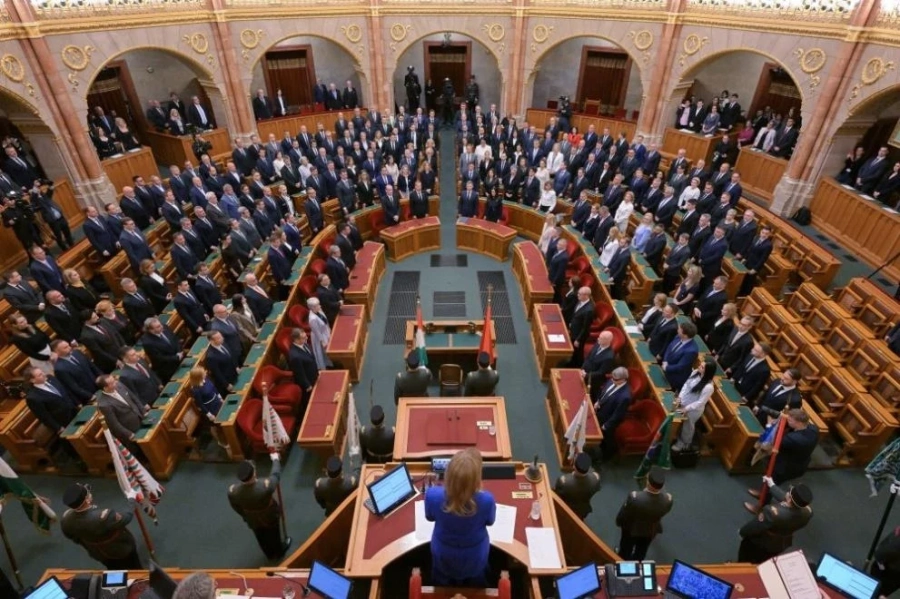 Унгарският парламент ограничи заплатите на кметовете и областните ръководители