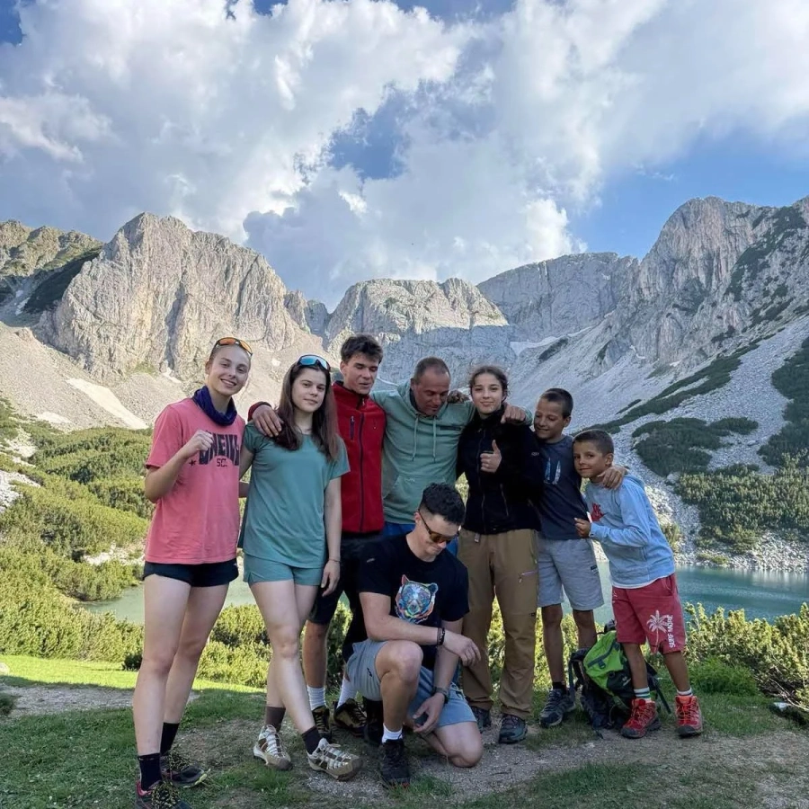 Само месеци след операциите! Малена Замфирова посрещна Джулая в Пирин