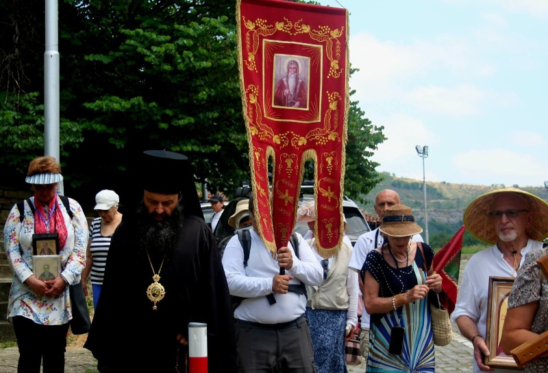 „Светият път“ към Рилския манастир пое от Търново: Самораново е новата спирка в похода на мощите на Св. Иван Рилски