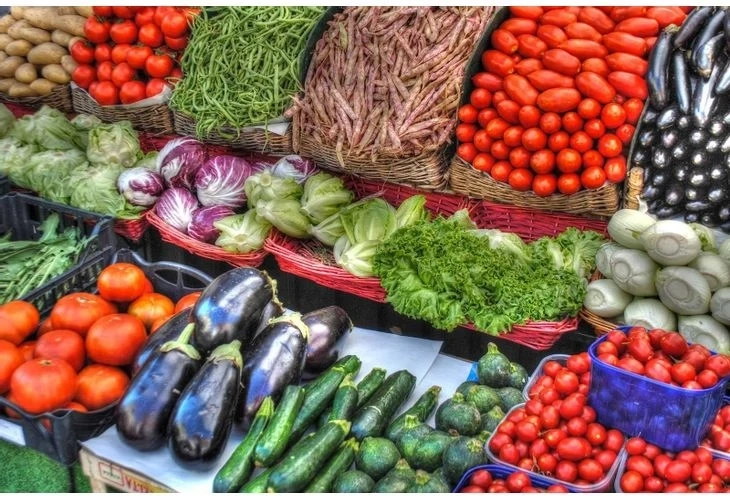 Зеленчуците с по-ниски цени в началото на юли, млечните продукти и доматите поскъпват на едро