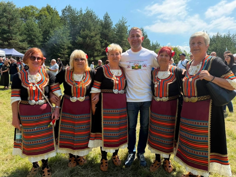 Фестивалът „Арно оро“ събра стотици почитатели на българските традиции в Долни Окол