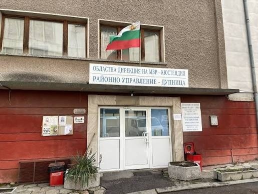 Противоречиви версии за инцидент в Дупница: Пешеходец се хвърлил върху кола или е бил блъснат?